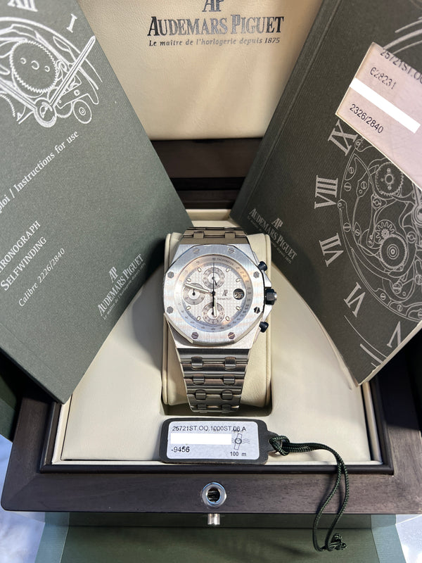 Audemars Piguet - Pre-owned 42mm Royal Oak Offshore Chronograph White Dial 25721ST