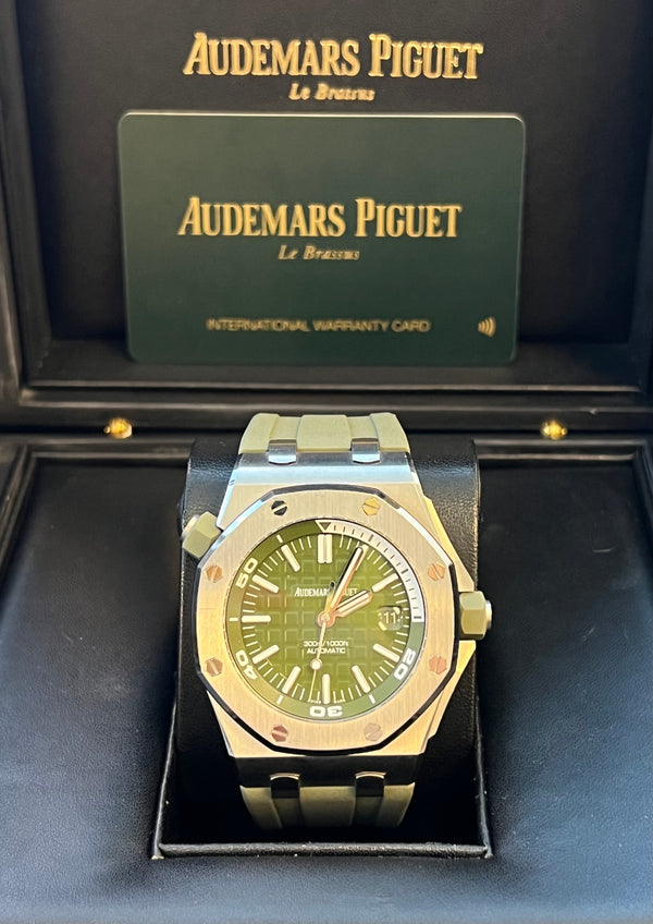 Audemars Piguet - Pre-owned 42mm Royal Oak Offshore Green 15710ST